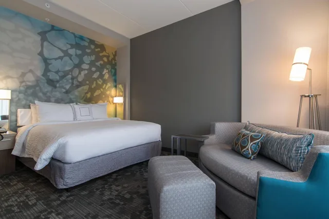 غرفة بسرير كينج مع أريكة بحوض استحمام لذوي الإعاقة، COURTYARD RALEIGH-DURHAM AIRPORT/BRIER CREEK 2/6