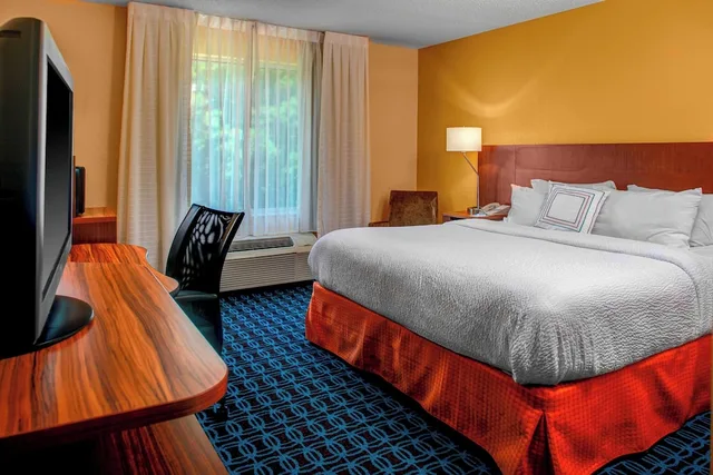 غرفة بسرير كينج لذوي الإعاقة، Fairfield Inn Suites Emporia I 95 1/5