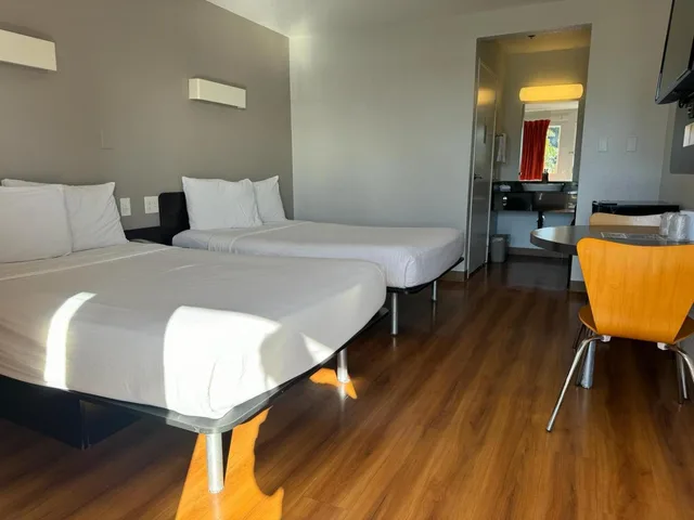 1 Full Bed - ADA/Tub/Mini Fridge، Motel6 Ventura, CA - South 3/9