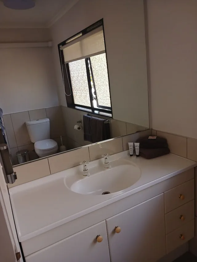 جناح بسرير كوين وسرير فردي بغرفة نوم واحدة، Palm City Motor Inn 6/6