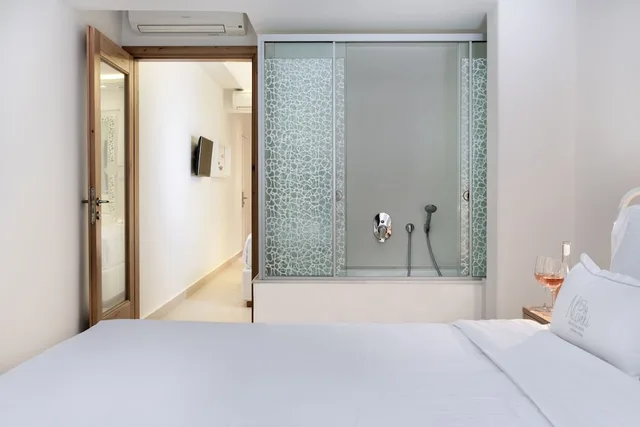 جناح تنفيذي بسرير كينج وسريرين منفصلين بإطلالة على البحر بحوض جاكوزي، Nissaki Boutique 3/10