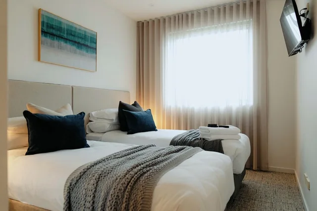 3 Bedrooms, Adjoining, Apartment, 3 King Beds, Punthill Williamstown 2/7