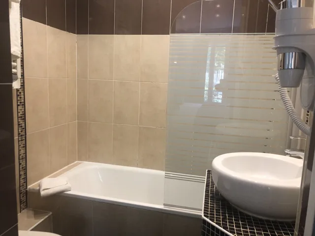 غرفة ديلوكس ثلاثية بسرير مزدوج وسرير فردي، Hotel Avama Prony 8/8