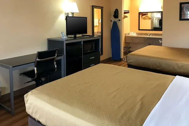 غرفة بسريرين كوين، Econo Lodge Purcell 3/3