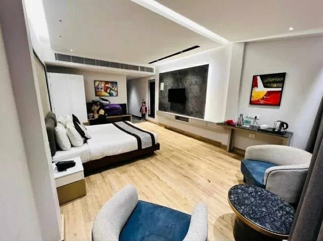 Super, Deluxe, King Bed، Sterling Legacy Shimla 2/2
