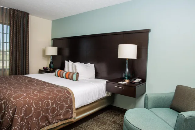 جناح بسرير كينج بغرفة نوم واحدة مع أريكة، STAYBRIDGE SUITES LINCOLN NORTHEAST 2/2