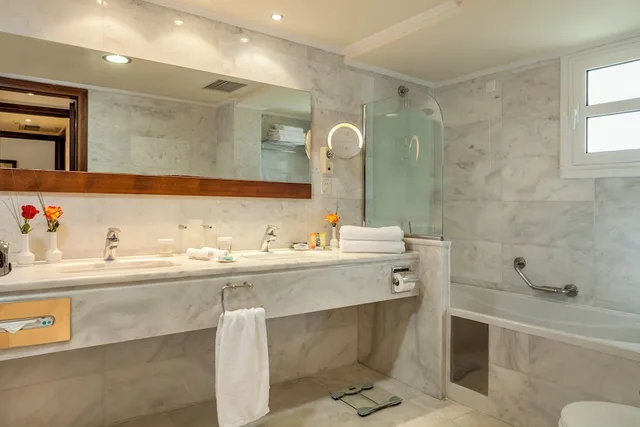 شقة تنفيذية بسريرين منفصلين وسرير كينج مع أريكة، Neptune Luxury Resort 3/3