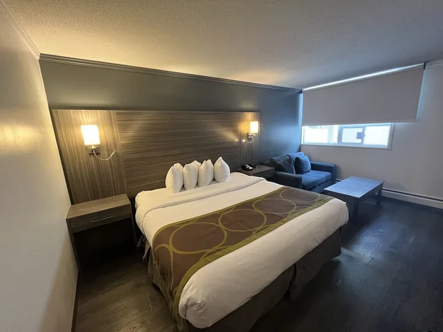 غرفة ديلوكس بسرير كينج، Super 8 by Wyndham Macleod Trail Calgary 2/4