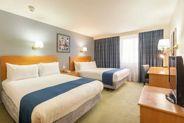 غرفة قياسية بسريرين مزدوجين، Holiday Inn London Sutton 2/9