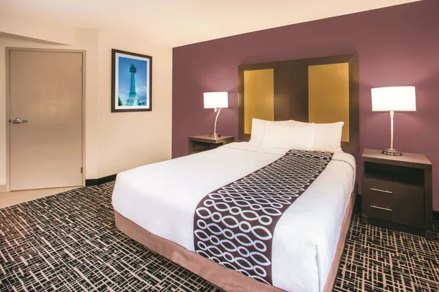 Room, Queen Bed, Accessible, La Quinta Inn & Suites by Wyndham Cincinnati NE - Mason 2/3