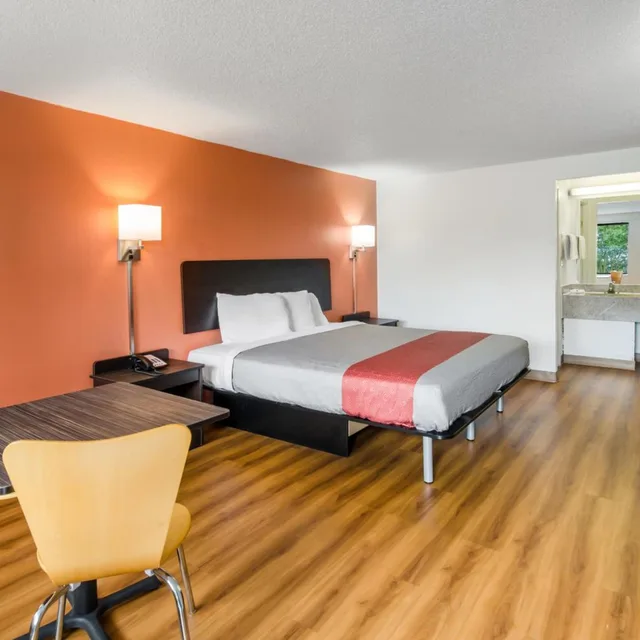 Deluxe, King Bed, Motel6 Salem, VA 4/10