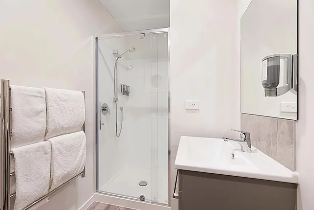 استوديو تنفيذي بسرير كينج، Ramada Suites By Wyndham Victoria Street West 5/8