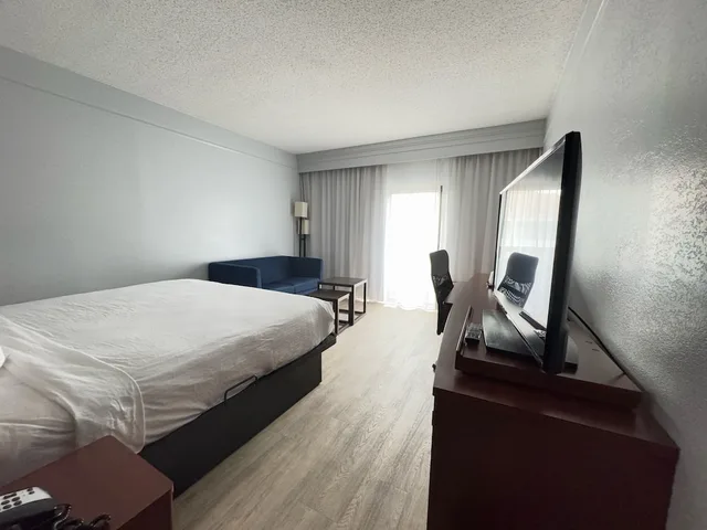 غرفة بسرير كينج لذوي الإعاقة، Super 8 by Wyndham Dallas Love Field Airport 6/10