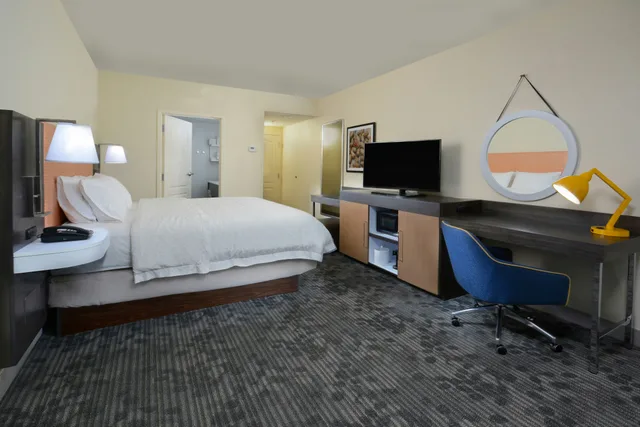 غرفة بسرير كينج مع أريكة، Hampton Inn & Suites Greenville/Spartanburg I-85 5/7