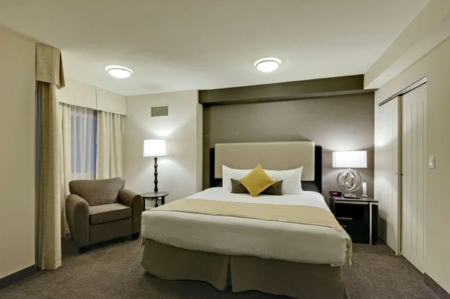 Coast, Superior, King Bed, Valley View, Coast Kamloops Hotel And Conference Centre 1/4