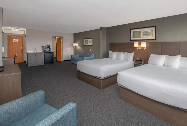 Coast, Premium, 2 Queen Beds, Sofa، Coast Lethbridge Hotel and Conference Centre 5/10
