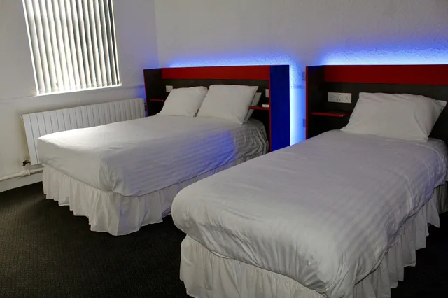 غرفة ثلاثية بسرير مزدوج وسرير فردي، Station Hotel 1/1