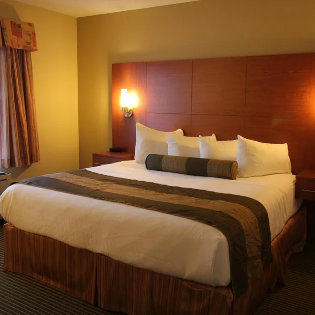 جناح بسرير كينج مع أريكة، Quality Inn & Suites Hawkesbury 2/4