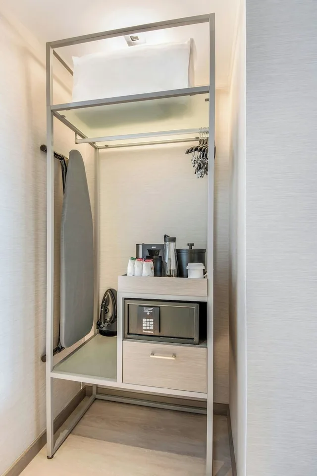 غرفة بسرير كينج بشرفة مع أريكة، AC Hotel Asheville Downtown 4/4