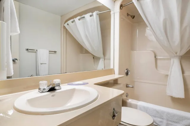 غرفة قياسية بسرير كينج، Rodeway Inn Saint John Fairville 6/7