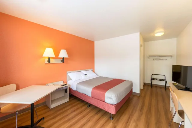 1 Full Bed ADA/Tub، Motel6 Klamath Falls, OR 6/10