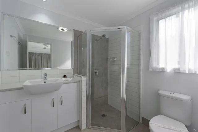 Deluxe, Studio, King Bed, Lake Side, Shared Lounge Access، Discovery Parks - Byron Bay 2/2