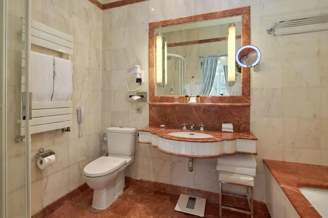 جناح بسرير كينج، Hotel Regina Louvre 8/10