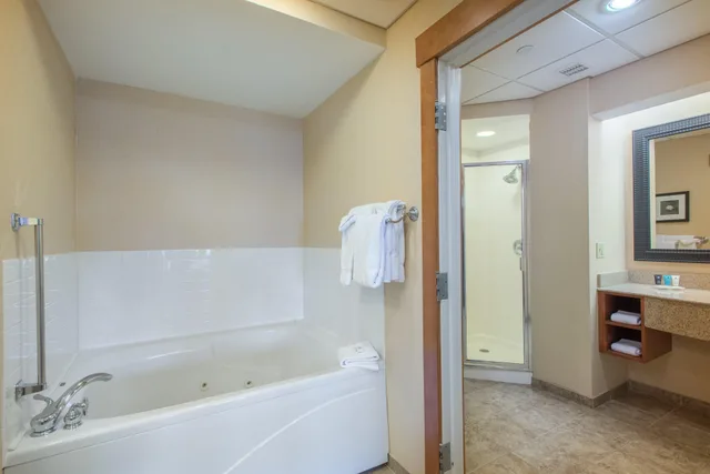 جناح غراند بسرير كينج وسرير كوين بحوض جاكوزي، Crowne Plaza Lake Placid 2/2