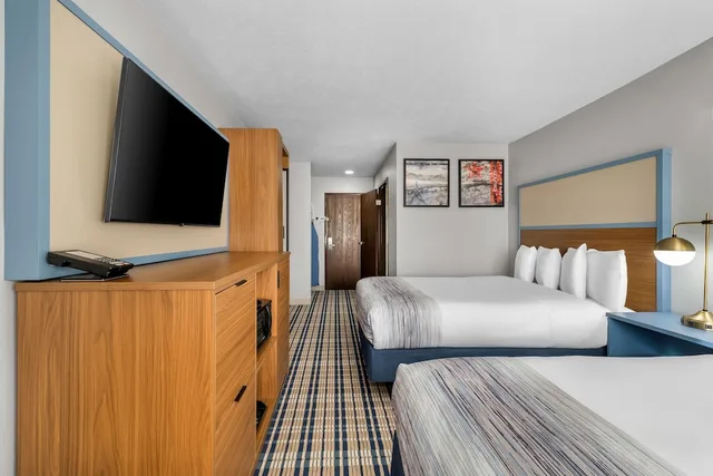 غرفة بسريرين كوين لذوي الإعاقة، AmericInn by Wyndham Delafield 1/10