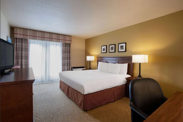 1 Bedroom, Deluxe, Suite, King Bed, Travelodge Suites by Wyndham Regina / Eastgate Bay 5/10