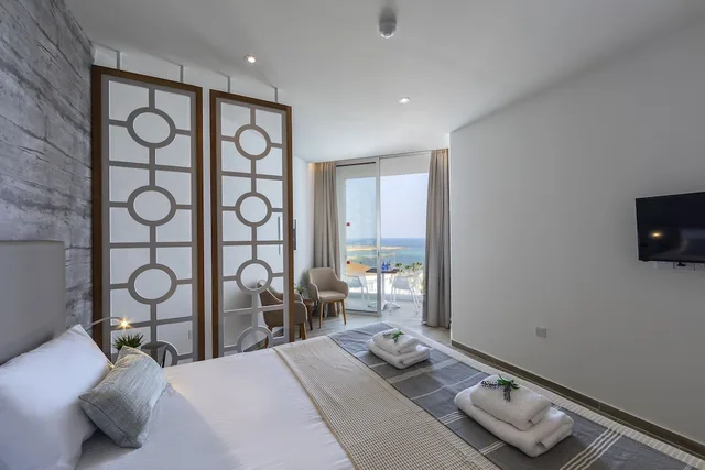 Deluxe, Twin Beds, Partial Sea View, Sofa, Club Lounge Access, Leonardo Plaza Cypria Maris Beach Hotel And Spa - Adults Only 2/4