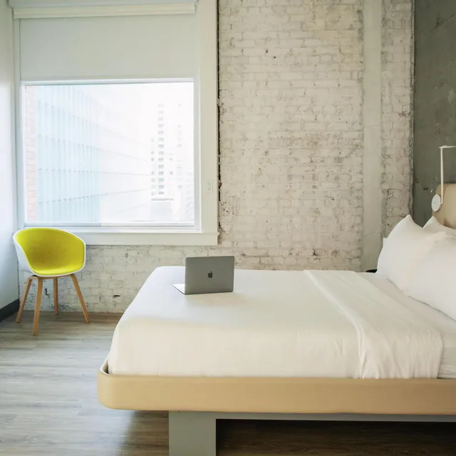 غرفة بسرير كوين، YOTEL San Francisco, Select by Hilton 1/1