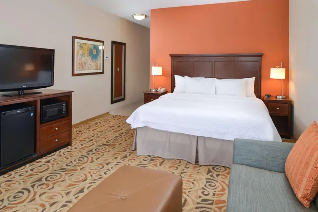 Studio, King Bed, Hampton Inn And Suites Ocala 2/4