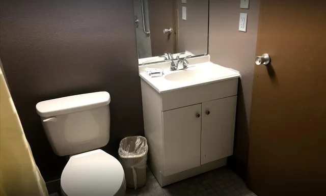 جناح سيغنتشر بسريرين مزدوجين، Economy Inn North Randall 9/10