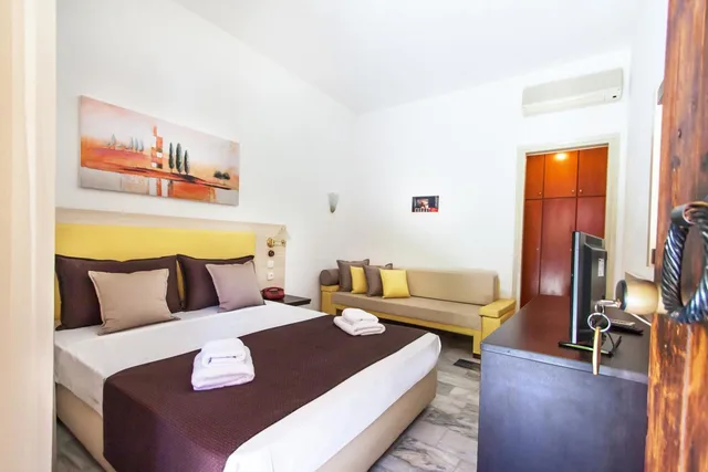 غرفة بسرير مزدوج بإطلالة على الحديقة، Rigas Hotel Skopelos 1/8