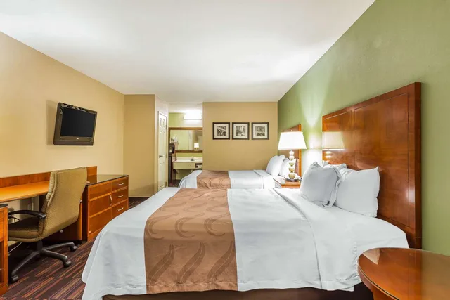 غرفة بسريرين كوين للمدخنين، Quality Inn & Suites near Robins Air Force Base 4/7