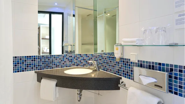 غرفة قياسية بسرير كوين مع أريكة في طابق منخفض، HOLIDAY INN EXPRESS SINGEN 3/4