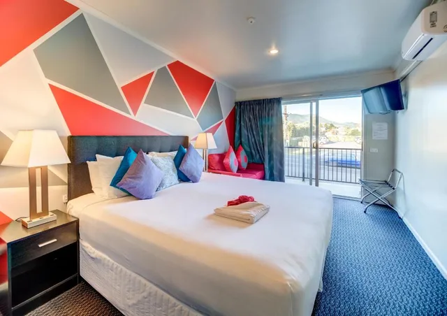 غرفة تنفيذية بسرير كوين بإطلالة على البحيرة مع أريكة، Silver Fern Lodge 1/3