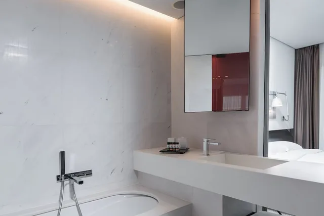 Plus, Superior, Twin Beds, Accessible، The Met Hotel, a Member of Design Hotels 2/2