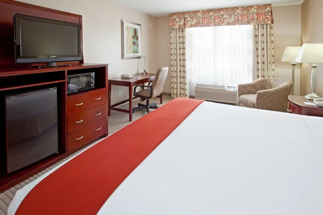 غرفة قياسية بسرير كينج لذوي الإعاقة، Holiday Inn Express Hotel Suites College Station 6/7