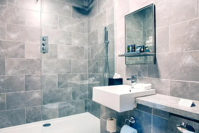 Basement, King Bed، Manchester Hall 3/3