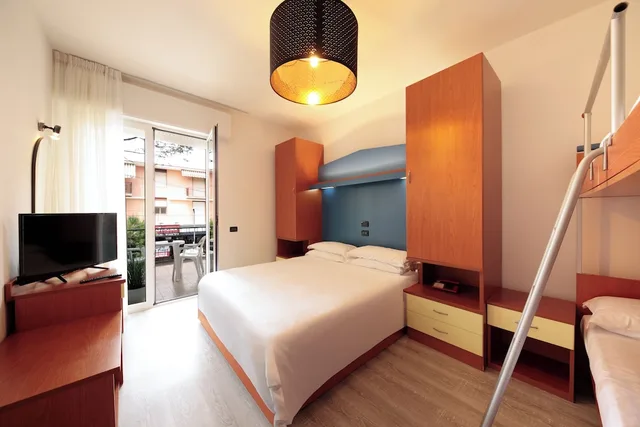 Standard, Double and Bunk Bed, Partial Sea View, Hotel Derby 2/6