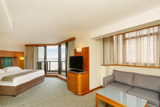 Family, Queen Bed, Lateral Side Sea View، The View Hotel 1/1