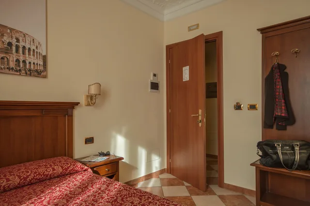 غرفة صغيرة بسرير فردي، Hotel Romantica 3/9