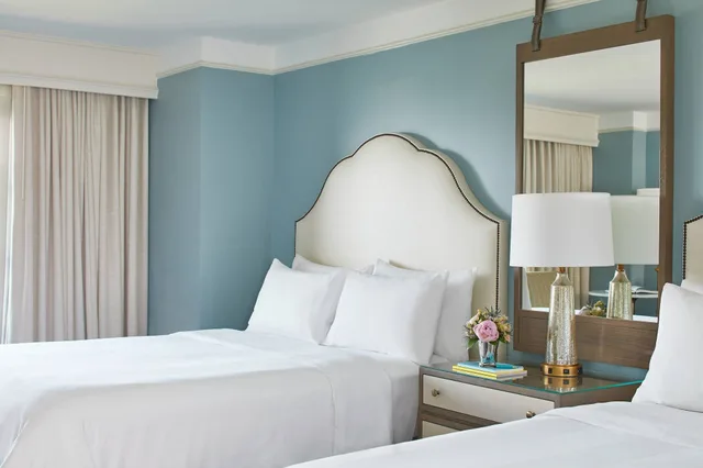 غرفة بريميوم بسريرين كوين بإطلالة على المرسى، The Grand Hotel Golf Resort & Spa, Autograph Collection 3/9