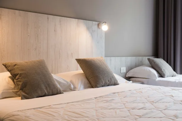 غرفة كلاسيكية ثلاثية بثلاثة أسرّة بإطلالة على الجبل، Hotel Terme Di Frasassi 5/6