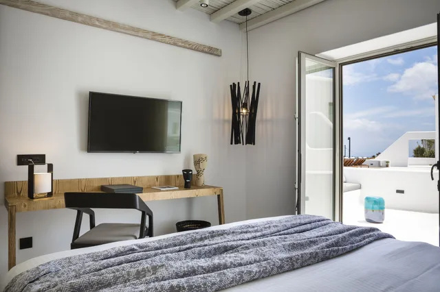 غرفة ديلوكس بسرير مزدوج بإطلالة على المسبح بشرفة، LYO Boutique Hotel 3/9