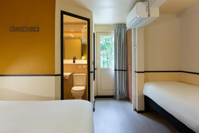 Pop, 1 Double and 1 Single Bed، Greet Hotel Villeneuve La Garenne 3/10
