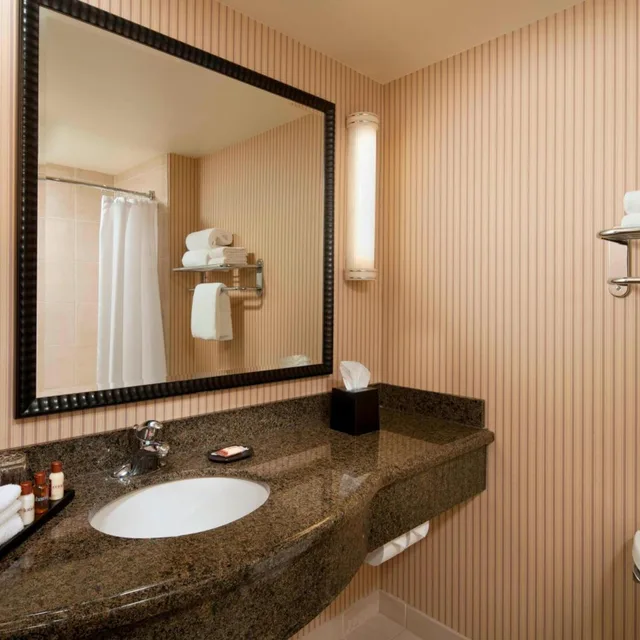 غرفة بسرير كينج بإطلالة على المرسى، Sheraton Sonoma Wine Country Petaluma 3/4