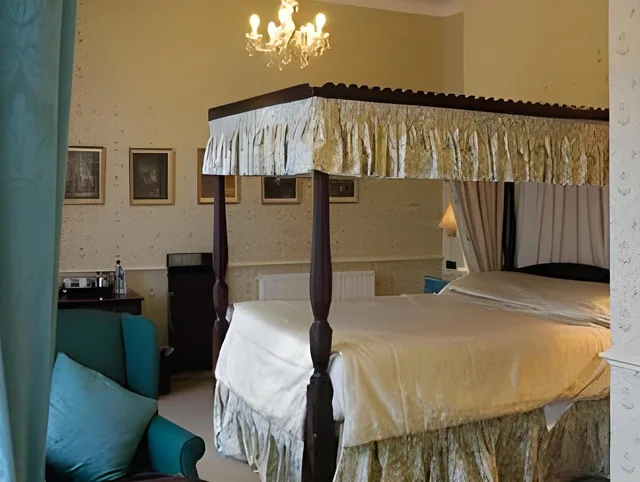 Four Poster, Queen Bed، The Royal Hotel 1/2